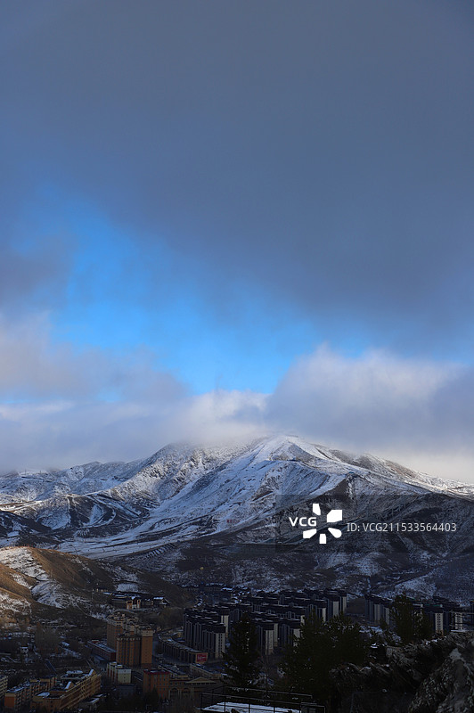 云雾缭绕的将军山滑雪场初冬云雾中的将军山滑雪场图片素材