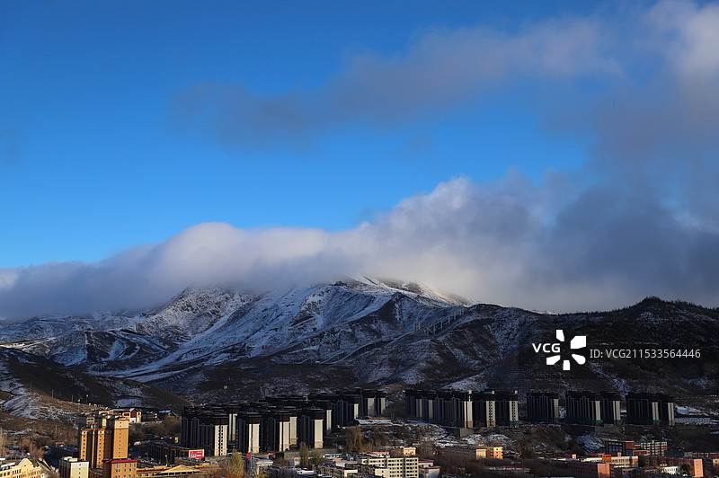 云雾缭绕的将军山滑雪场初冬云雾中的将军山滑雪场图片素材