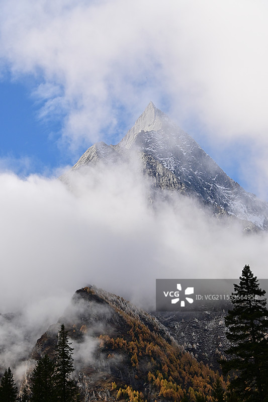 川西四姑娘山景区云雾婆缪峰图片素材
