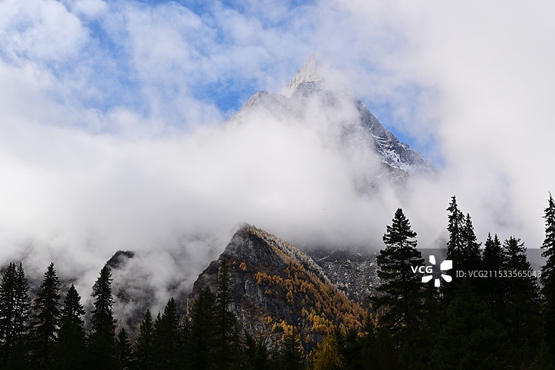 川西四姑娘山景区云雾婆缪峰图片素材
