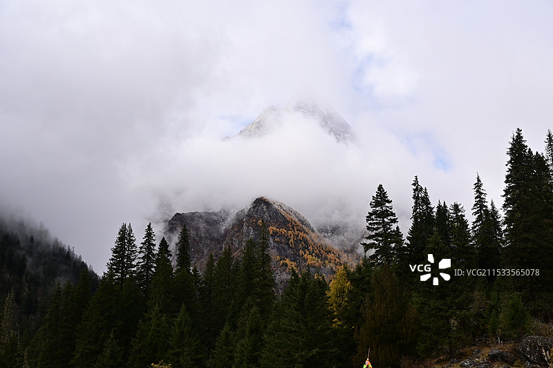 川西四姑娘山景区云雾婆缪峰图片素材