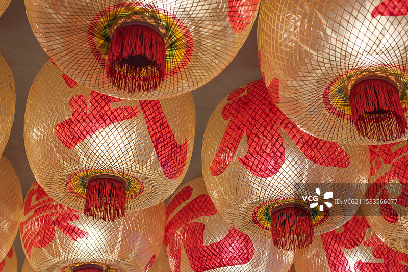 印刷着文字的纸灯笼图片素材