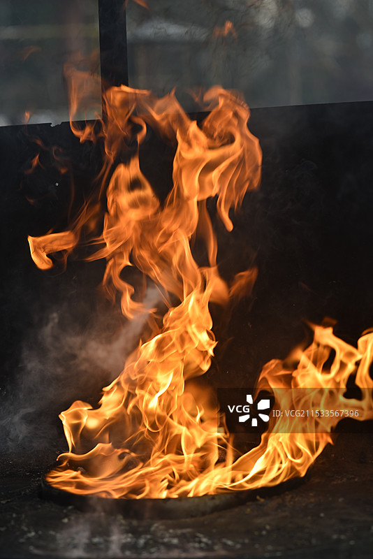 跳动的火焰图片素材