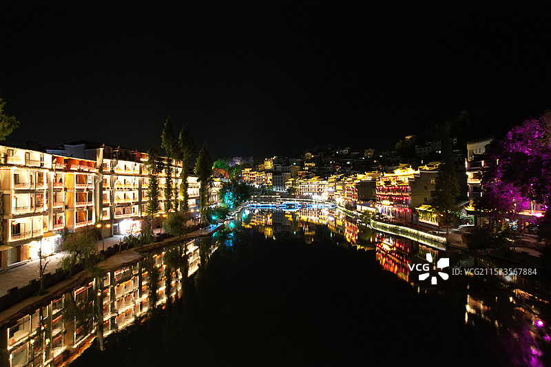 夜间照明建筑物的高角度视图图片素材