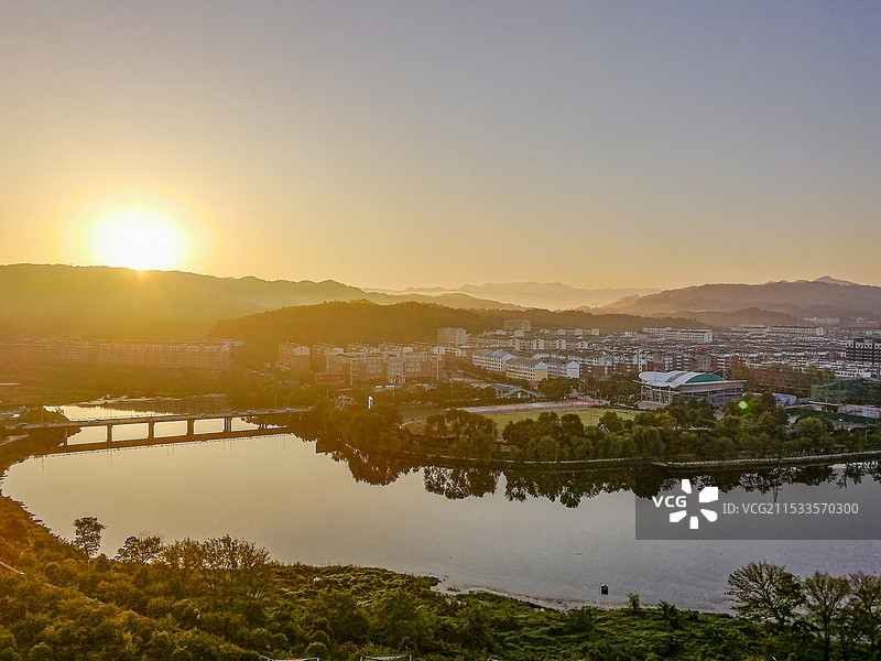 落日下的信阳新县航拍视角城市风貌图片素材