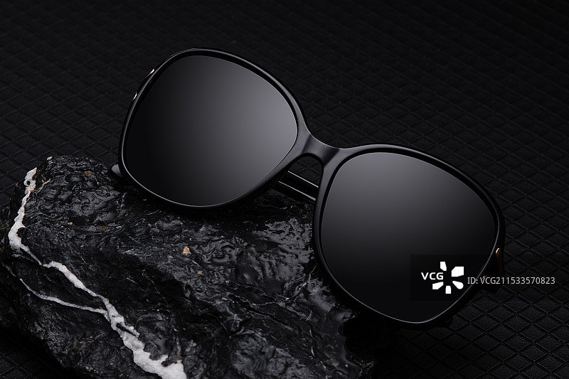 眼镜墨镜黑色背景创意静物拍摄图片素材