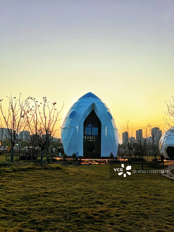 日落时建筑物对天的景色图片素材