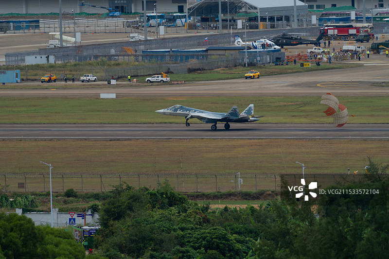 谢尔盖驾驶苏-57在珠海航展自由飞翔图片素材