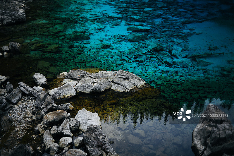 九寨沟五彩池的石头与水图片素材