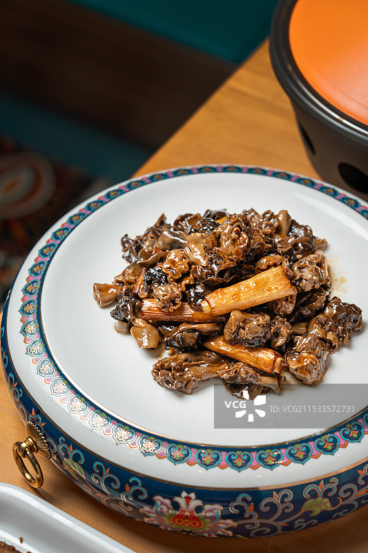 葱烧爆炒菌菇炒蘑巴楚菇蘑菇菌菇新疆美食野生蘑菇新疆塔里木盆地图片素材