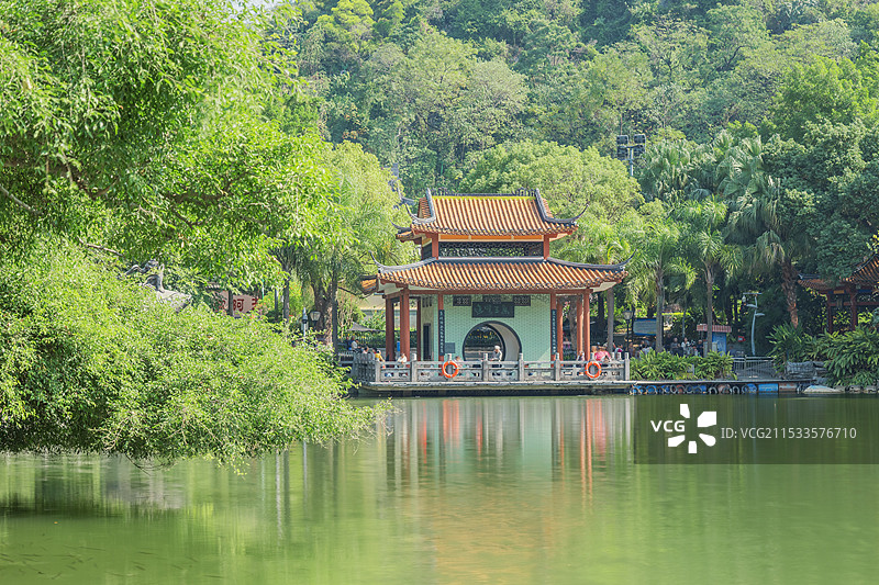 广西柳州立鱼峰风景区鱼峰公园灵泉阁图片素材