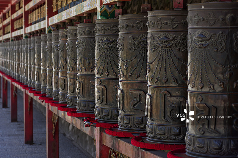 塔尔寺的转经筒图片素材