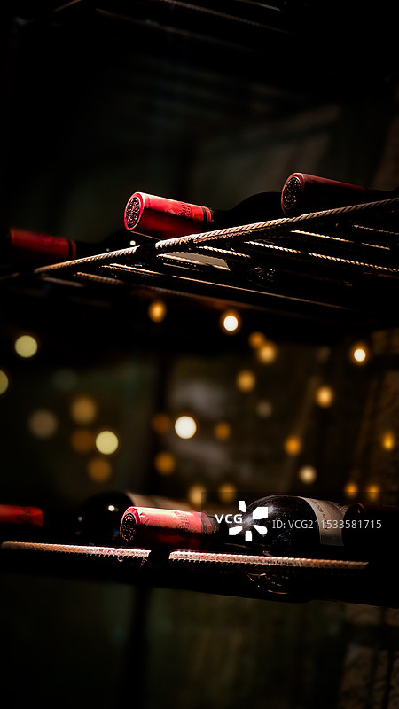 "酒窖里的宁静时光"图片素材