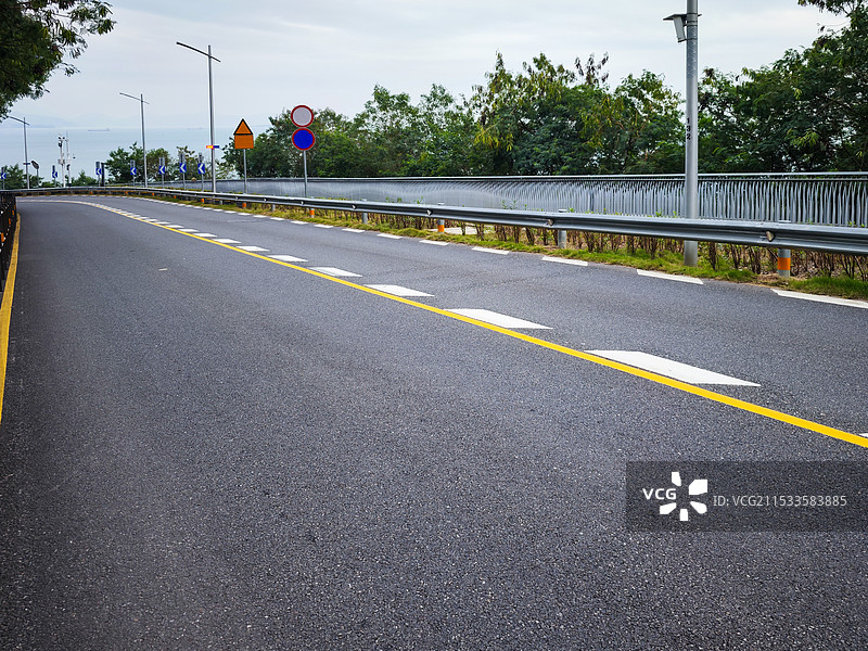 深圳大鹏：万科十七英里和玫瑰海岸之间弯曲得海边公路图片素材