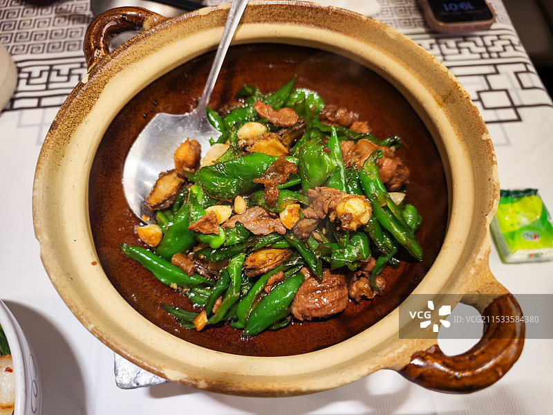 木质背景肉类蔬菜中式炒菜：辣椒炒肉图片素材