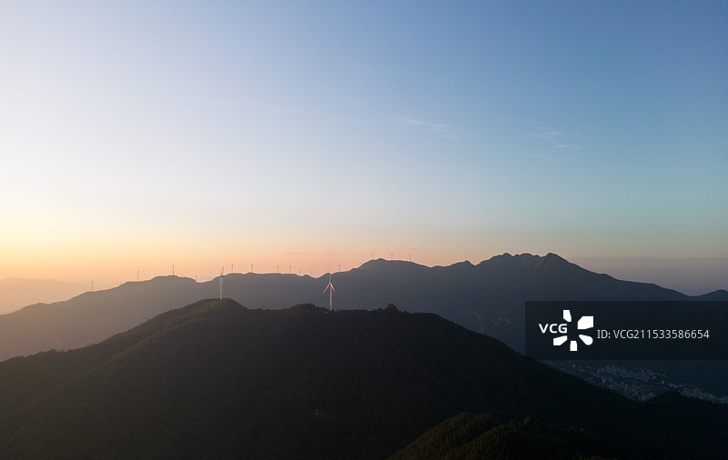 日出时分的山顶风车图片素材