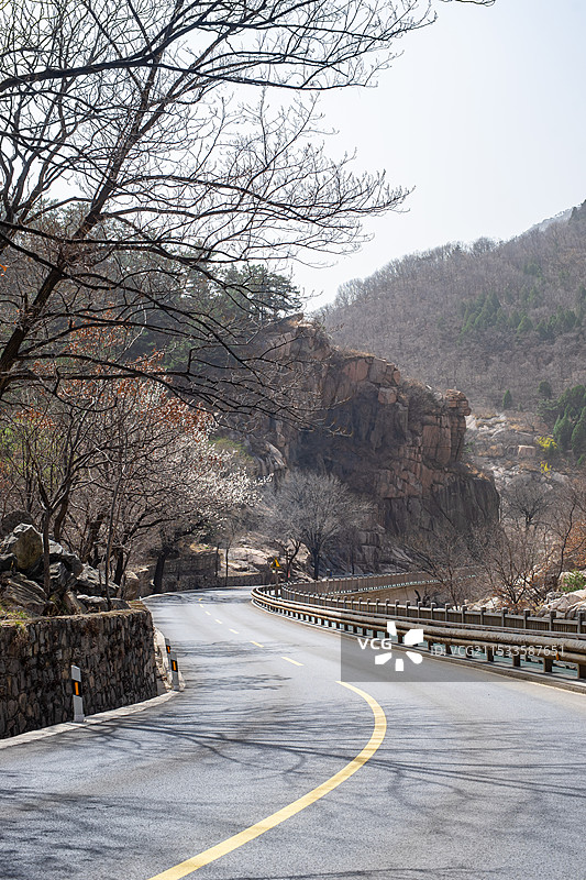 中国非都市风光拍摄主题，山东省泰安市岱岳区彩石溪风景区，绿色的山脉蜿蜒的盘山路，户外白昼无人图像摄影图片素材