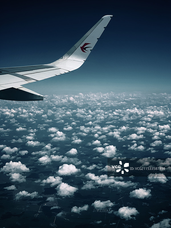 白云朵朵如棉浪，何处仙人种白莲图片素材