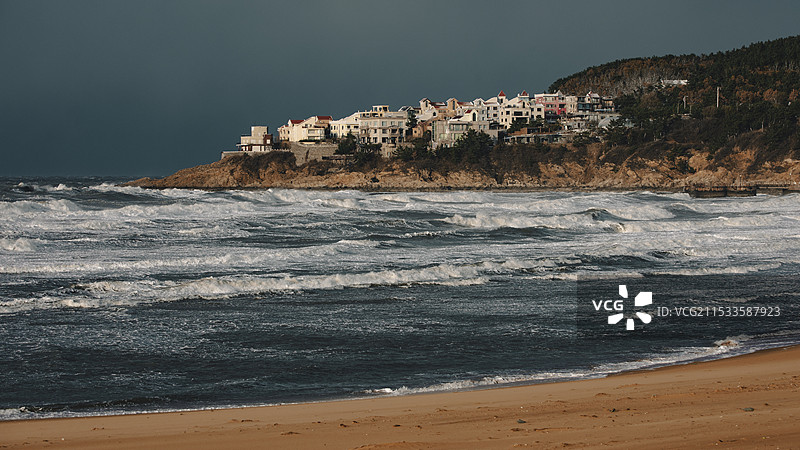 威海海边的海浪沙滩图片素材
