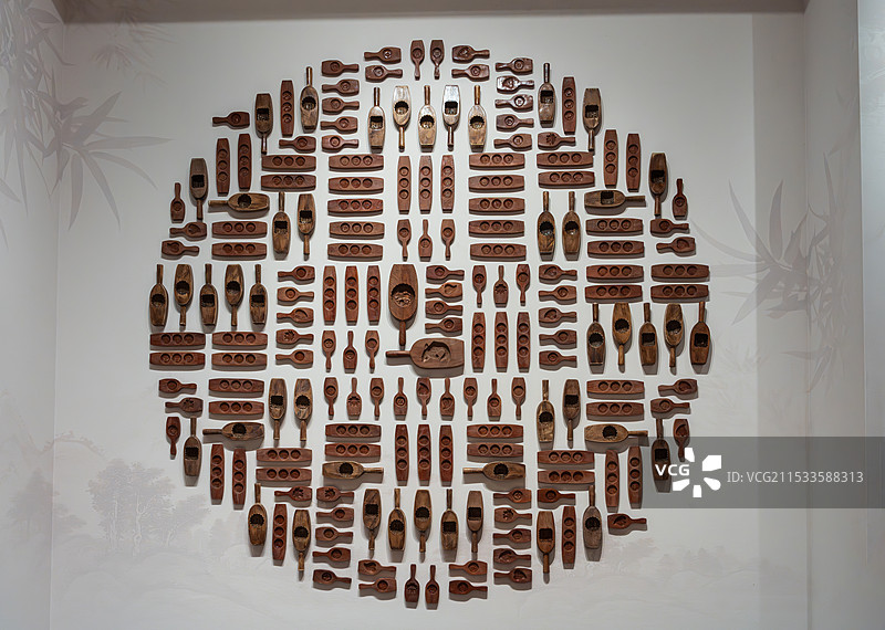 墙上挂着各种各样的月饼制作工具图片素材