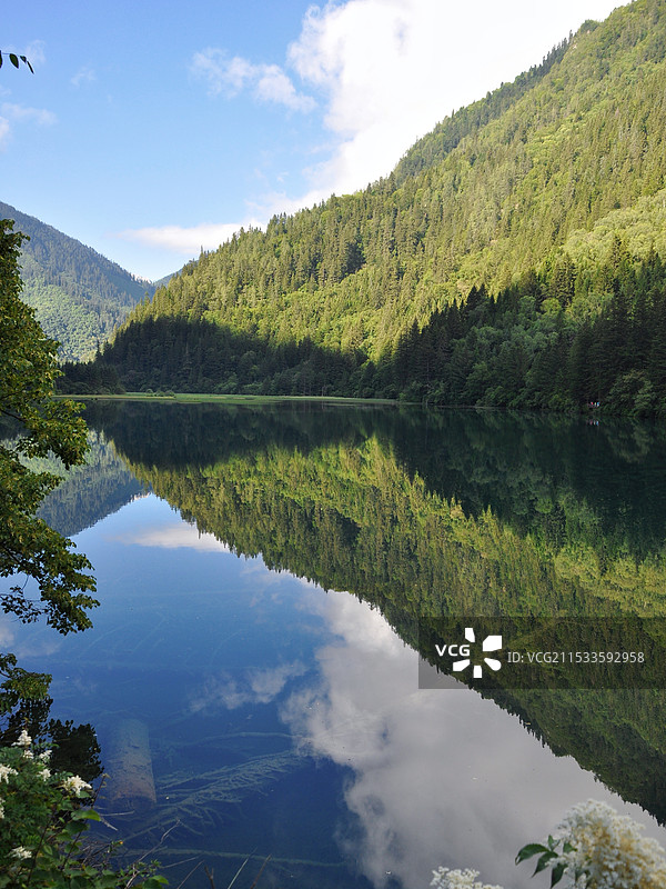 高原小镇的自然风光图片素材