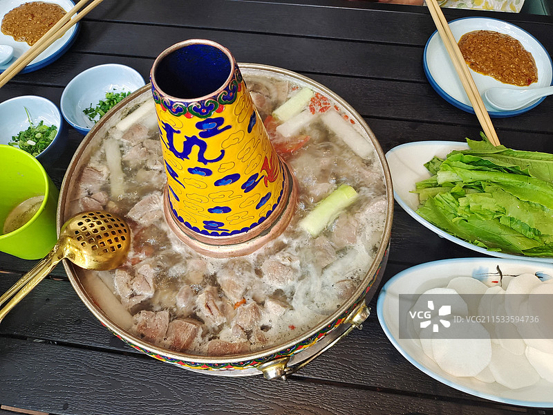 西北内蒙特色美食冰煮羊肉火锅高视角俯拍图片素材