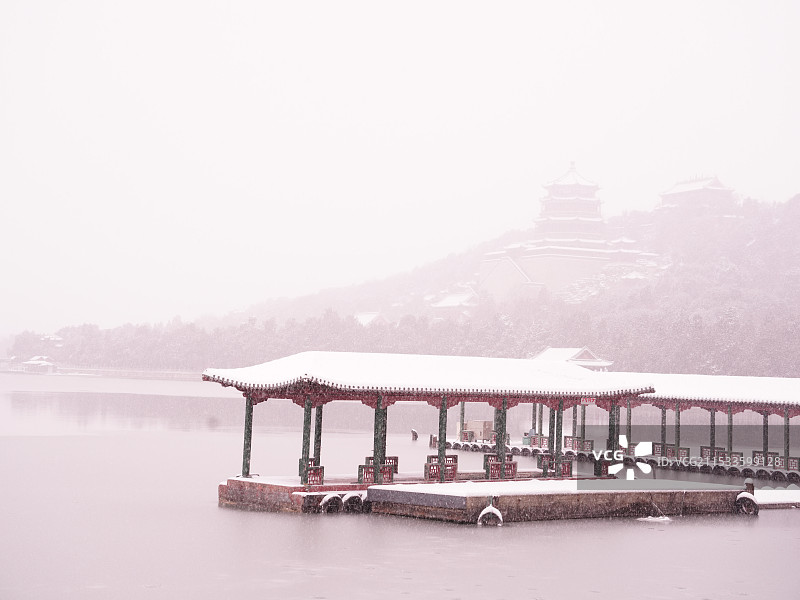 冬天雪中的北京颐和园雪景图片素材
