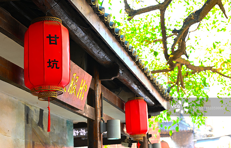 深圳甘坑古镇悬挂红灯笼的屋檐图片素材