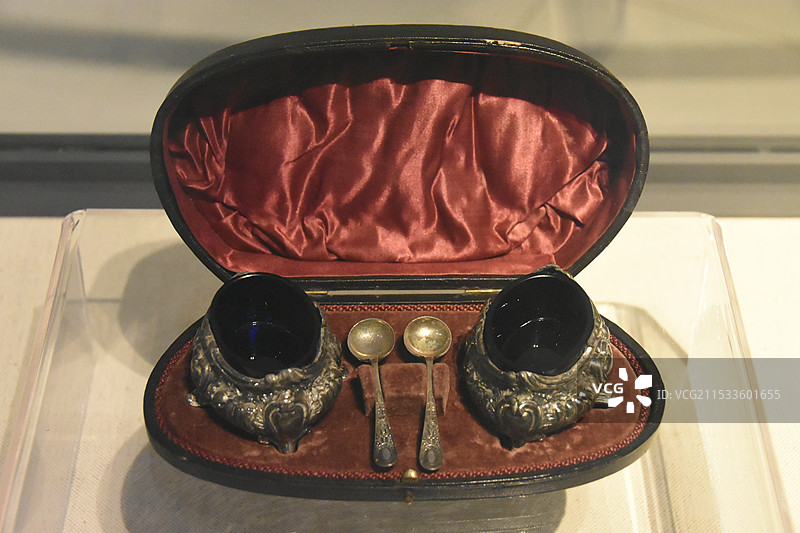 蓝琉璃镶银座小杯、小银勺清代（1644-1911）图片素材