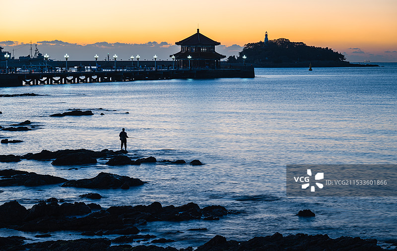 青岛栈桥海上日出剪影海钓图片素材