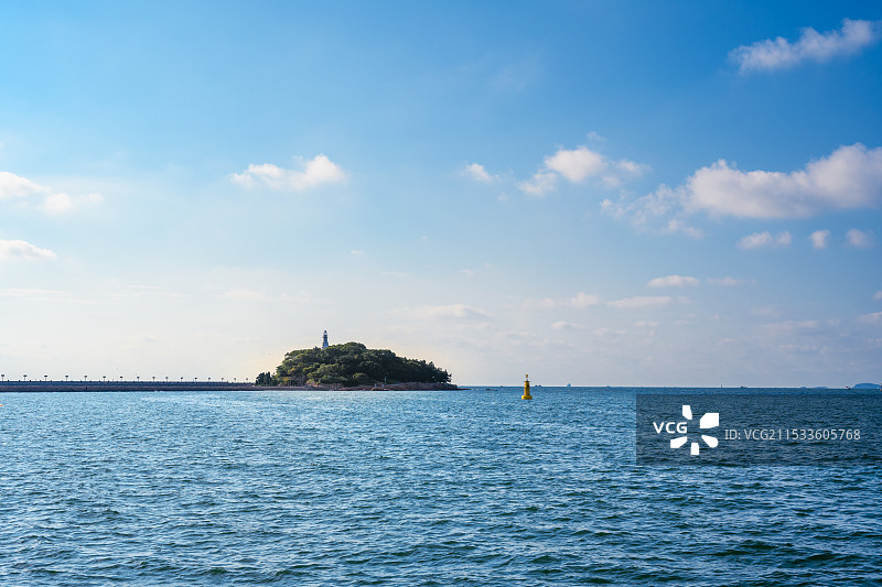 中国山东省青岛市海岸线风光城市天际线图片素材