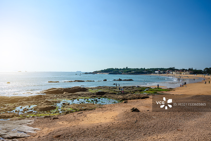 中国山东省青岛市海岸线风光城市天际线图片素材