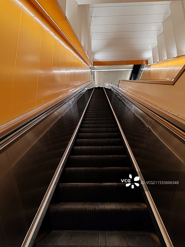 北京地铁太阳宫站长长的电动扶梯图片素材
