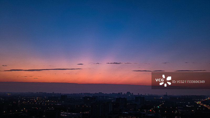 冬天城市天际线日出蓝调天空丁达尔光图片素材