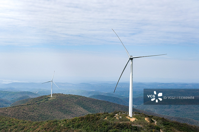 山顶的一个个风力发电机图片素材
