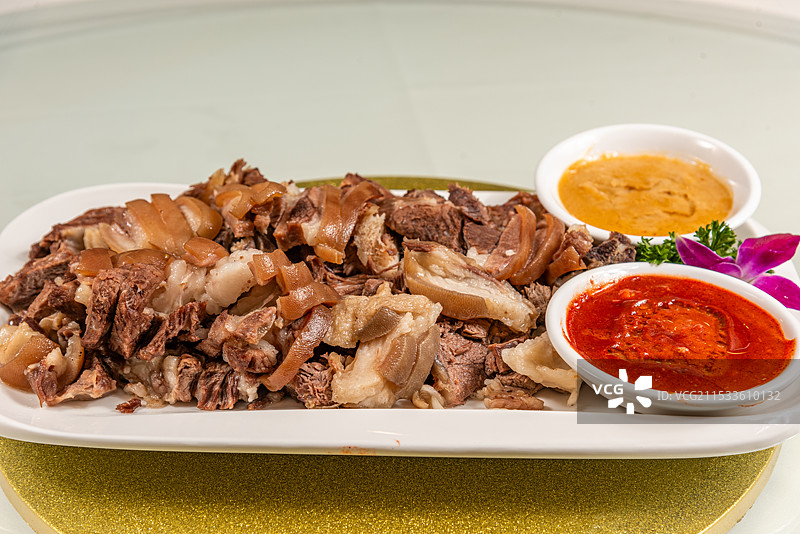 白切东山羊肉摆盘特写图片素材