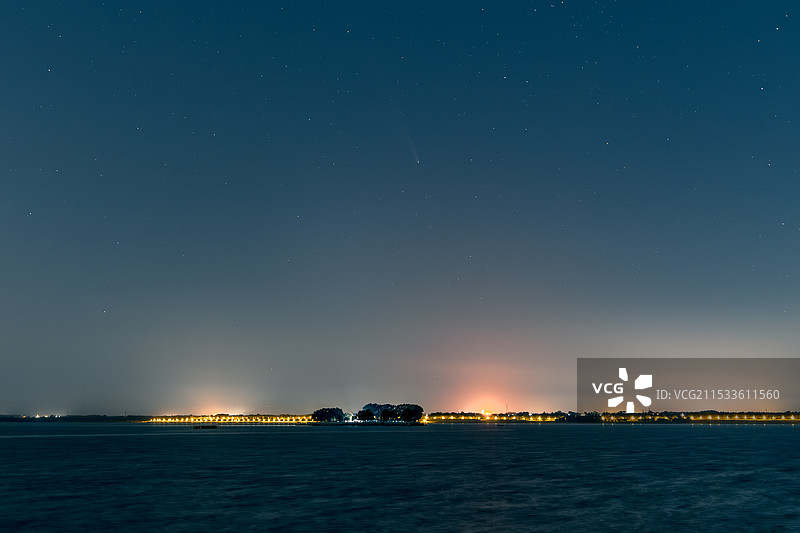 长治漳泽湖湖心岛紫金山彗星图片素材