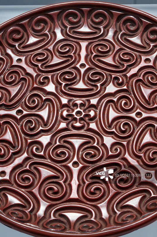 国家一级文物，明代早期漆器，剔犀如意云纹盘，香港爱国企业家曹其镛夫妇捐赠，浙江省博物馆之江馆区收藏图片素材
