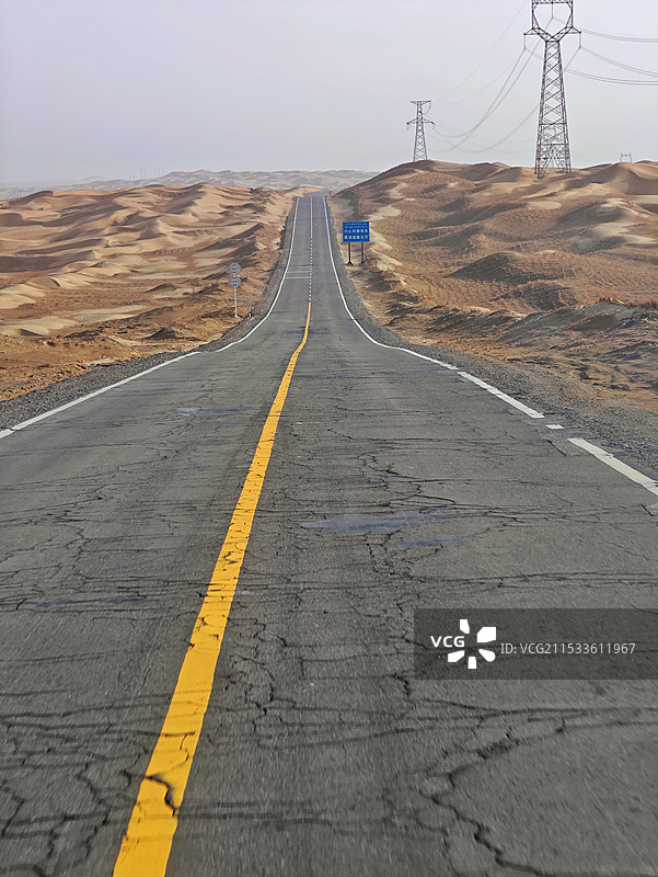 大美新疆:穿越中国第一条沙漠公路:塔克拉玛干塔里木盆地沙漠公路/轮台至民丰公路图片素材
