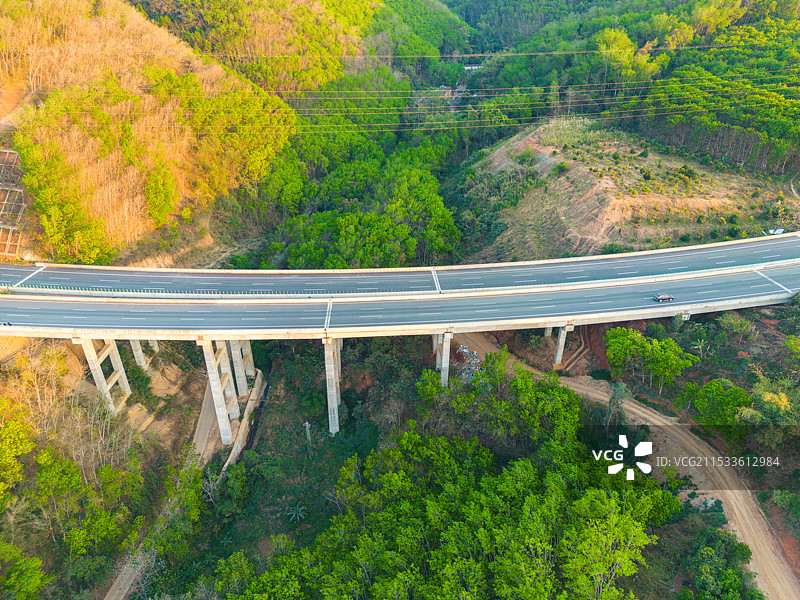 航拍山间高速公路图片素材