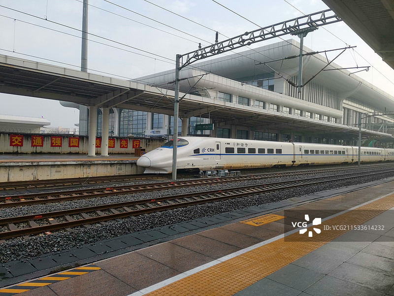 进站的和谐号图片素材