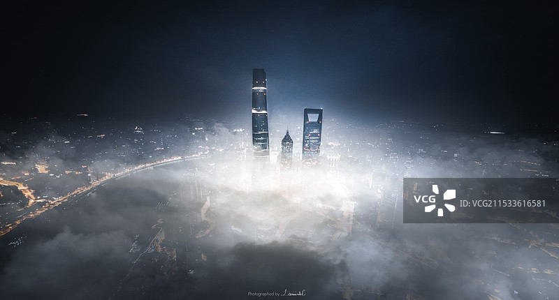 航拍大雾下的建筑图片素材