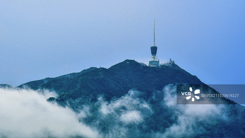 山顶瞭望塔的云海景观图片素材