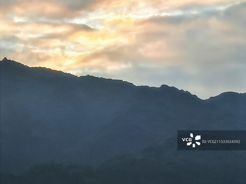 水墨画一样的山图片素材