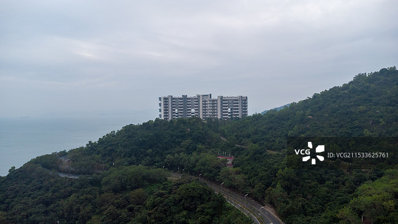 航拍深圳：万科十七英里海边森林里弯曲的公路图片素材