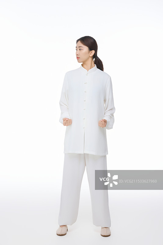 练习中国传统武术八段锦的年轻女子图片素材