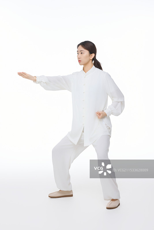 练习中国传统武术八段锦的年轻女子图片素材