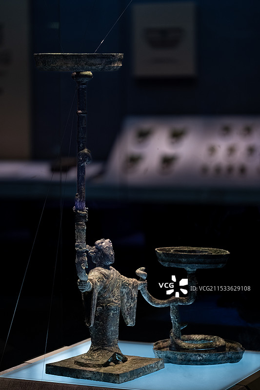 银首人俑铜灯图片素材