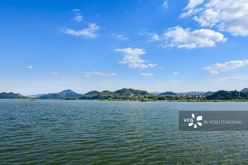 蓝天白云青山湖图片素材