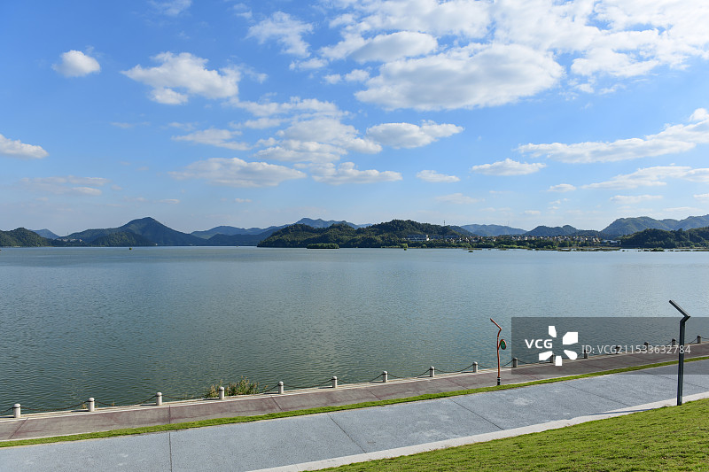 蓝天白云青山湖图片素材